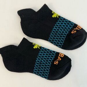 🆕 “Be Better” 2 pair of Bombas Black Ankle Socks with Blue/Orange Bumblebee! 💥